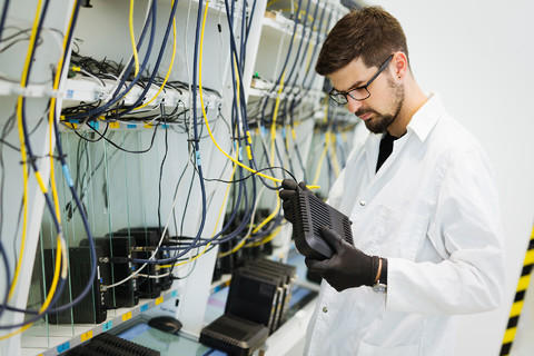 网络技术服务领域中的精英 帅气男人的双重魅力